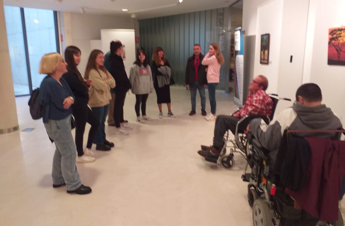 Visita guiada a personas con baja visión  a la expo. de Francisco Javier González con  el apoyo del I.E.A y Aspar “La Besana”