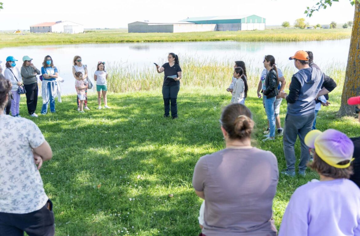 La laguna de Pedrosillo el Ralo se convierte en aula de naturaleza de la mano de Aspar “La Besana”